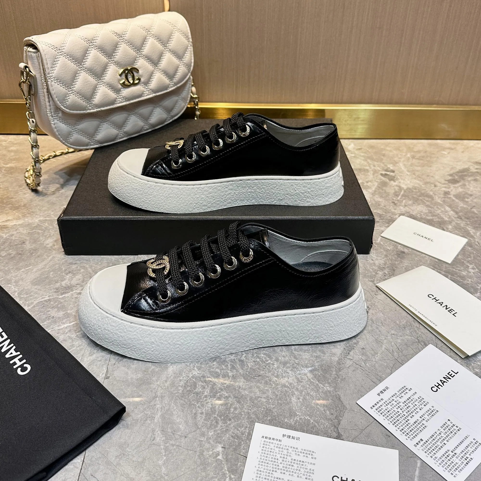 👟👟Ex-factory price 440👟👟 Chanel Chanel - 2024 counter top casual sports shoes This classic design; the upper is electro-embroidered with a variety of craftsmanship; the outsole is fashionable and sporty; it is extraordinary and incorporates a variety of color matching elements... The diversified mix and match is very good-looking and versatile, casual, fashionable, sports and outdoor can be taken into account... ꫛꫀꪝ Go➫ Material: ❶Upper made of: Original imported cowhide ❷Inside made of: original imported breathable sheepskin ❸Outsole based on: original TPU outsole Full set of boutique packaging for women 35–41